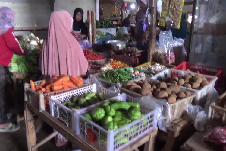 &nbsp;  Pedagang di Pasar Kendal sudah menaikan harga kebutuhan pokok menjelang natal dan tahun baru.  (edi prayitno/kontributor Kendal  &nbsp;)