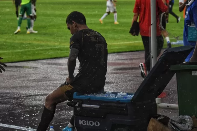 Pemain PSIS Semarang Gali Freitas tertunduk lesu usai PSIS dikalahkan Malut United 1-3.  (Ayosemarang.com/ Audrian Firhannusa)