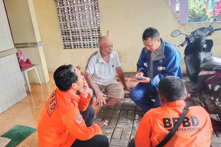 Petugas kepolisian dan BPBD Kendal meminta keterangan rekan korban yang melaut bersama.  (dokumen)