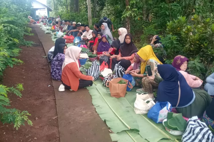 Warga membawa aneka makanan untuk dimakan bersama di tradisi Nyadran Desa Trisobo Selasa 24 Desember 2024.  (edi prayitno/kontributor kendal)