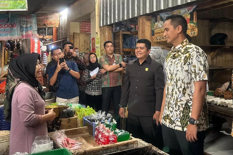 Anggota DPR RI Komisi VI saat melakukan monitoring kondisi bagunan Pasar Boja Selasa 24 Desember 2004.  (edi prayitno/kontributor kendal)