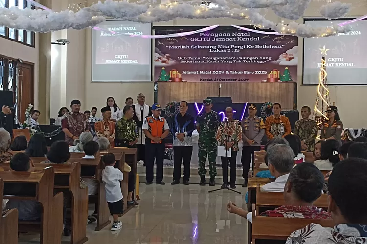 Pj Sekda dan Forkompinda saat monitoring pelaksanaan Natal di Gereja Kristen Jawa Tengah Utara Kendal Rabu 25 Desember 2024.  (edi prayitno/kontributor Kendal)