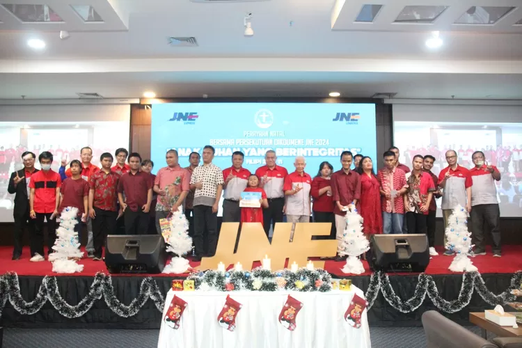 Jajaran Direksi dan Managemen JNE memberikan santunan kepada Yayasan Elsafan dalam penyelenggaraaan Ibadah Perayaan Natal Persekutuan Oikumene 2024 di Ballroom Kantor JNE Pusat JNE. (dok JNE.)