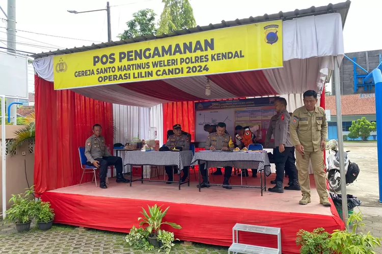 Pos pam di gereja dan jalur pantura meningkatkan kewaspadaan antisipasi puncak libur tahun baru.  (edi prayitno/kontributor kendal)