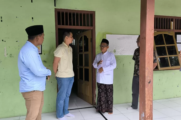 Anggota DPR RI Komisi VI, Firnando Ganinduto saat mengunjungi SMP IT Miftahul Huda, Kecamatan Pegandon Kamis 26 Desember 2024.  (edi prayitno/kontributor kendal)