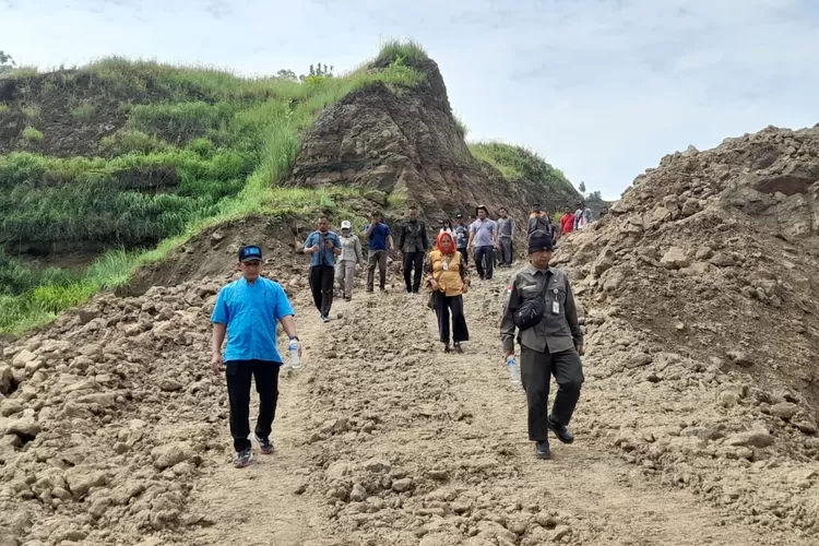 Komisi C DPRD Kendal saat meninjau tambang Galian C di Desa Winong Kecamatan Pegandon.  (edi prayitno/kontributor kendal)