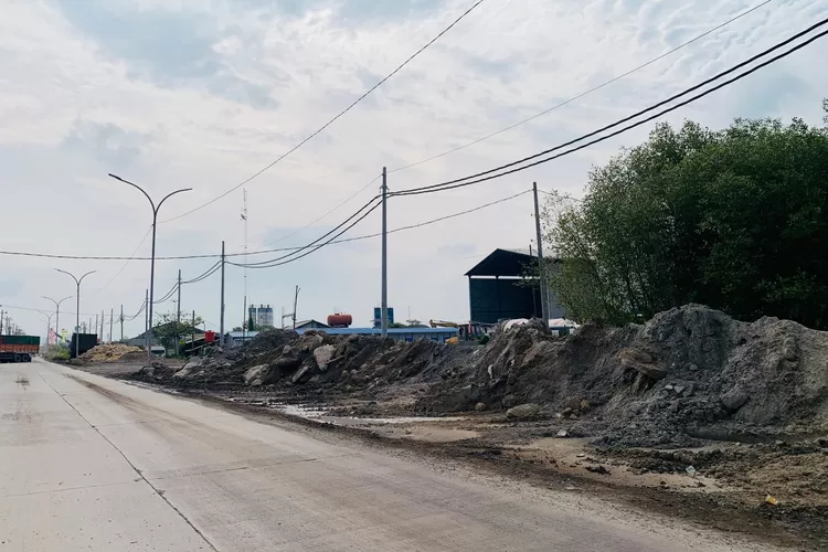 Limbah beton cair ditepi Jalan masuk ke Pelabuhan Kendal kondisinya mengeras.  (edi prayitno/kontributor kendal)
