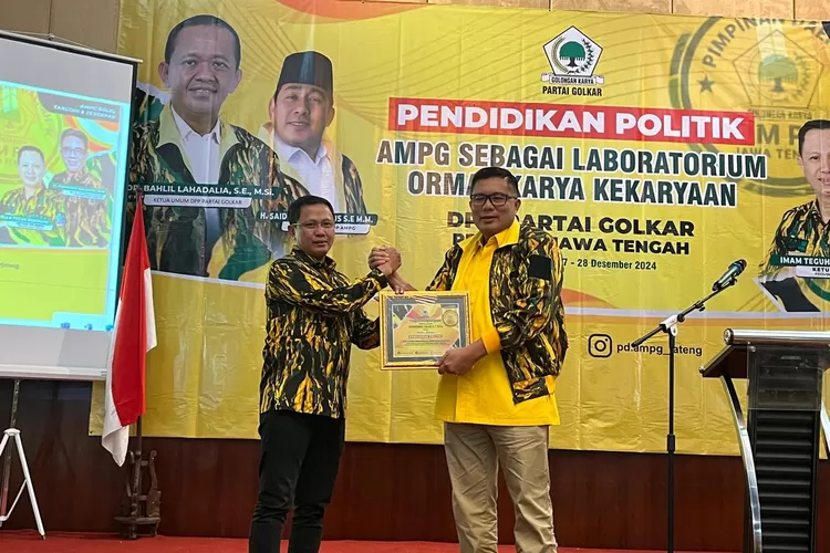 Bendahara DPD Partai Golkar Jateng, Mohammad Saleh dan Ketua AMPG Jateng, Imam Teguh Purnomo  di sela-sela acara Refleksi Akhir Tahun AMPG Jateng di Novotel Semarang, Jumat 27 Desember 2024. (arri widiarto.)