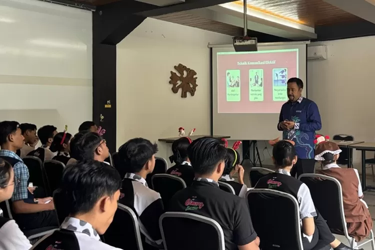 Dosen Pariwisata USM Berbagi Ilmu Keterampilan Komunikasi untuk Karyawan Cimory Bawen