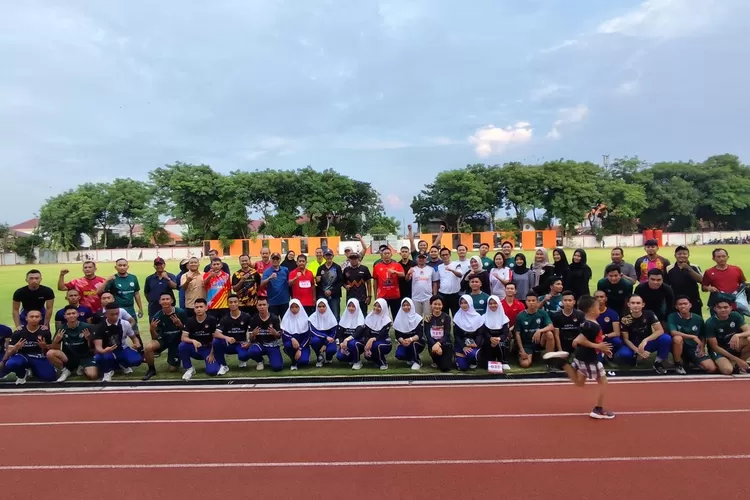 Ketua IKAPTK  Kota Semarang Dr Bambang Pramusinto SH, SIP, MSi (berdiri, tengah) berfoto bersama para peserta Samapta, di lapangan Sidodadi. (dok)