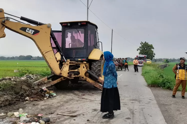 Ketua TP PKK Kendal Wynee Chaca Frederica memantau langsung pembersihan sampah sepanjang jalan Tambakrejo-Bulugede.  (edi prayitno/kontributor &nbsp;kendal)