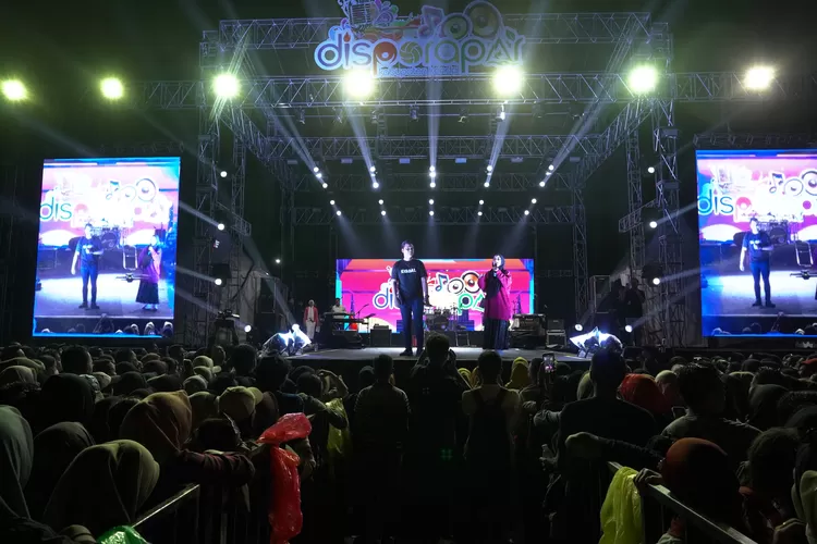 Panggung konser Musik Akhir Tahun 2024 yang diselenggarakan di halaman Stadion Kebondalem Senin 30 Desember 2024 malam.  (edi prayitno/kontributor kendal)