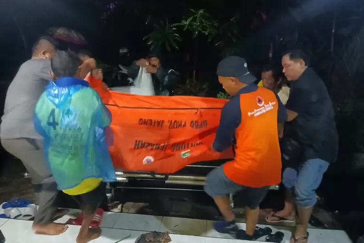  Jenasah Nasirin petani asal Desa Karangsari Rowosari dievakuasi ke kediamannya setelah ditemukan di sawah Selasa 31 Desember 2024 malam.  (edi prayitno/kontributor Kendal)