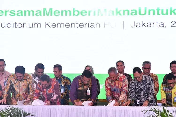 Direktur Bisnis Kelembagaan, Treasuri dan Unit Usaha Syariah Bank Jateng, Ony Suharsono (tiga dari kanan) dan Direktur TI, Konsumer dan Jaringan Bank Jateng, Wiweko Probojakti (dua dari kanan) melakukan penandatanganan Perjanjian Kerjasama (PKS) Program KPR Sejahtera FLPP dan Pembiayaan Tapera 2025 