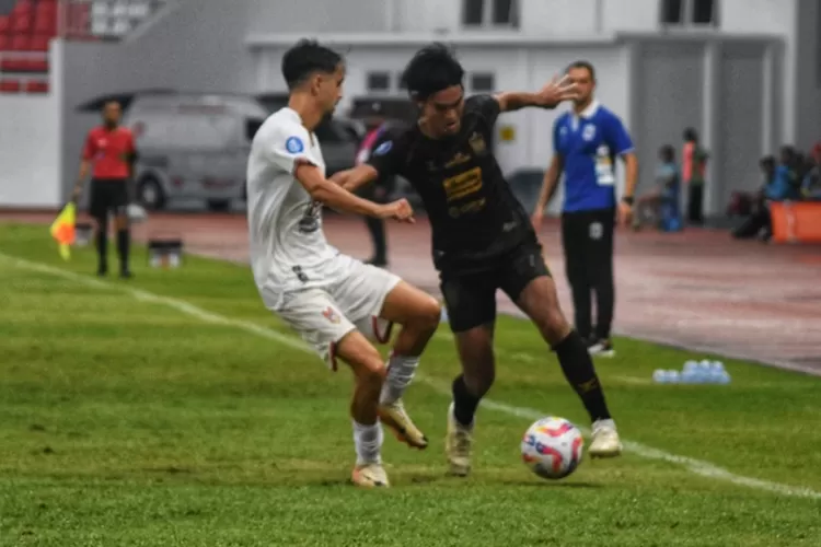 Zalnando (kanan) saat bermain untuk PSIS Semarang dalam laga melawan Malut United. Zalnando ditarik Persib Bandung kembali.  (Ayosemarang.com/ Audrian Firhannusa)