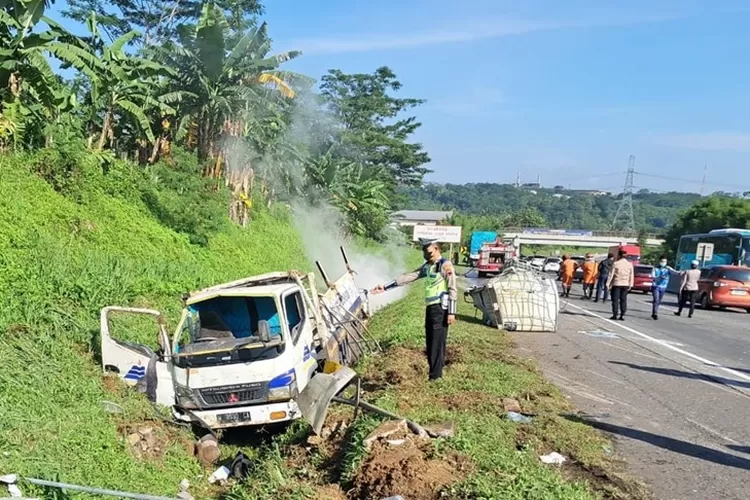 Truk bermuatan bahan kimia yang terperosok ke parit usai mengalami kecelakaan beruntun di Tol Bawen.  (Istimewa)