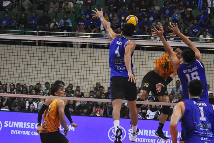 Pertandingan antara Jakarta LaVani dan Bhayangkara Presisi. LaVani menang 3-1.  (Ayosemarang.com/ Audrian Firhannusa)