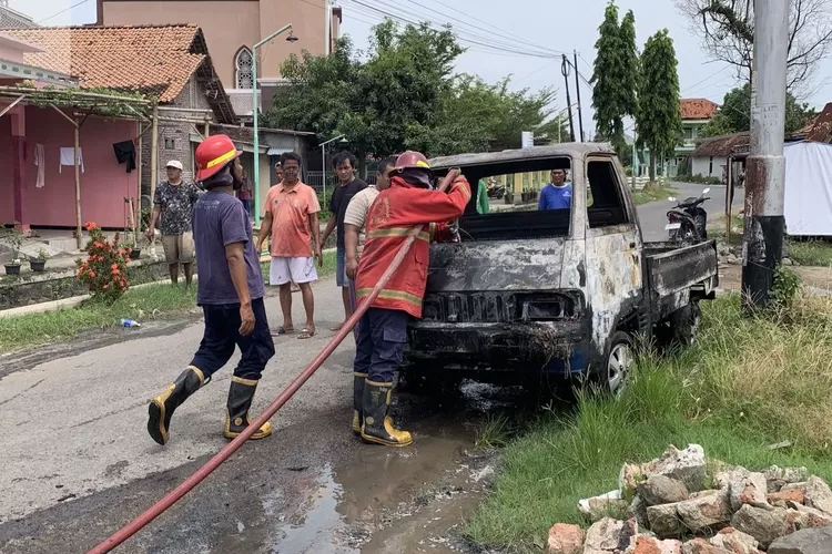  Petugas Damkar pos Kaliwungu melakukan pemadaman mobil yang terbakar di jalan desa Purwokerto Brangsong.  (edi prayitno/kontributor &nbsp;Kendal)