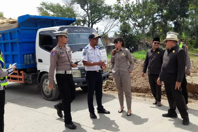 Petugas Satlantas Polres Kendal dan anggota DPRD serta Dishub Kendal menertibkan truk galian C yang tidak menutup muatan dengan terpal.  (edi prayitno/kontributor kendal)