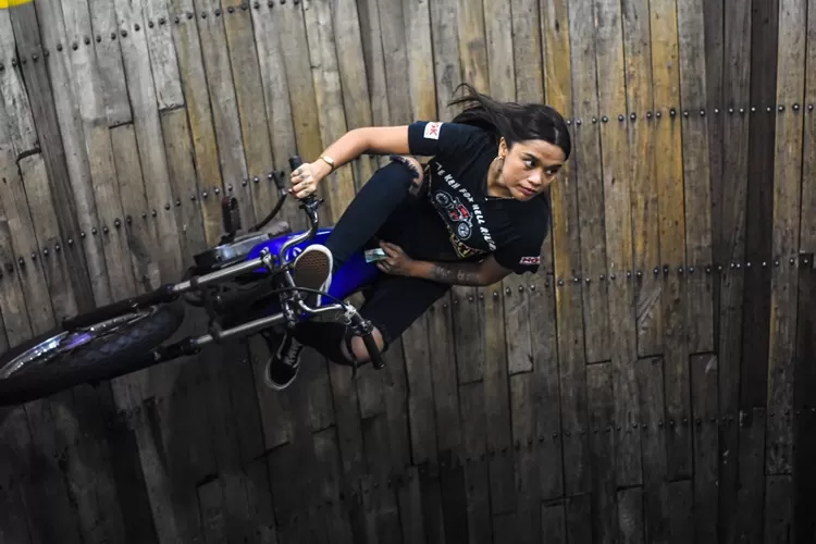 Karmila Purba, Joki Tong Setan perempuan. Sebagai joki, dia sudah cukup terkenal dan berlaga di kancah internasional. Dalam waktu sebulan ini dia perform di Kota Semarang.  (Ayosemarang.com/ Audrian Firhannusa)