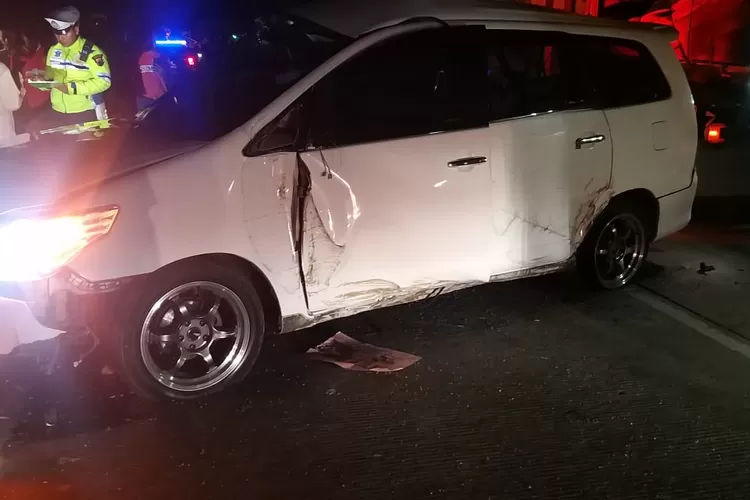  Kondisi mobil Toyot Inova yang ringsek setelah menabrak truk dari arah berlawanan di jalan Pantura Bugangin Kendal Minggu 5 Januari 2025 dinihari.  (Dokumen)