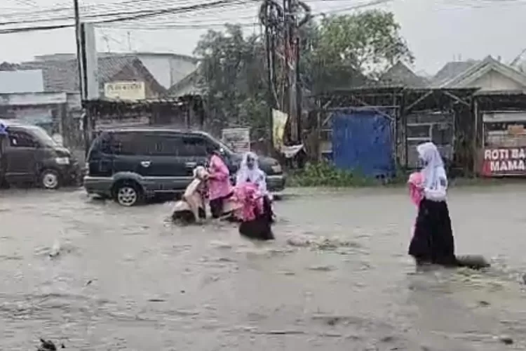  Banjir akibat luapan sungai aji di Kaliwungu Senin 6 januari 2025 akibat curah hujan yang tinggi.  (edi prayitno/kontributor kendal)
