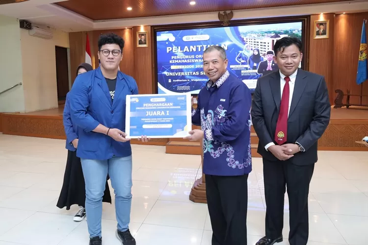 Elfonda Terima Penghargaan dari USM