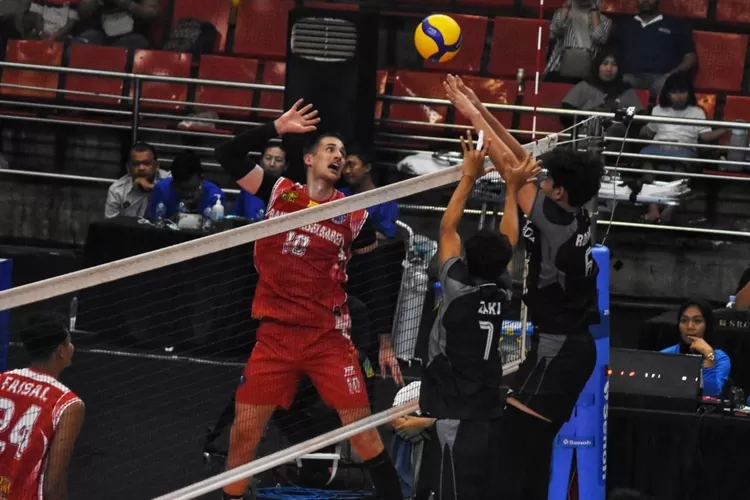 Pertandingan Bank Sumsel Babel melawan Garuda Jaya dalam PLN Mobile Proliga di Semarang. Bank Sumsem mampu taklukan Garuda Jaya.  (Ayosemarang.com/ Audrian Firhannusa)