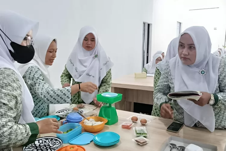 Kader FC Fatayat NU Kendal saat ikuti orientasi PMBA di Gedung Aswaja PCNU Kendal.  (dokumen)