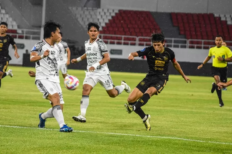 Alfreanda Dewangga, pemain PSIS Semarang yang pernah dilatih oleh Shin Tae-yong mengaku sedih dengan pemecatan pelatih asal Korsel tersebut.  (Ayosemarang.com/ Audrian Firhannusa)