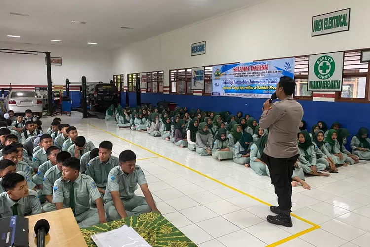 Polsek Pageruyung saat memberikan arahan kepada siswa SMK Negeri 5 Kendal tentang rambu lalu lintas dan bahaya kenakalan remaja.  (edi prayitno/kontributor kendal)