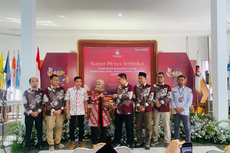 Pasangan Dyah Kartika Permanasari dan Benny Karnadi menerima hasil penetapan dari KPU Kendal.  (edi prayitno/kontributor kendal)