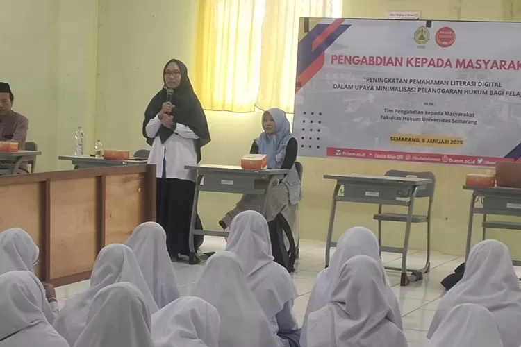Ketua Tim PKM USM Dr Dian Septiandani menyampaikan meteri pada pembukaan kegiatan.
