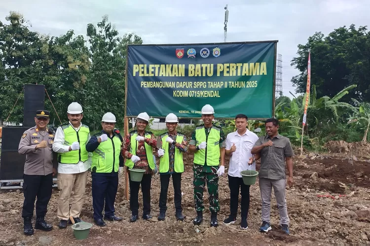 Peletakan batu pertama pembangunan dapur Satuan Pelayanan Pemenuhan Gizi (SPPG) Tahap II di Weleri, Jumat 10 januari 2025.  (edi prayitno/kontributor kendal)