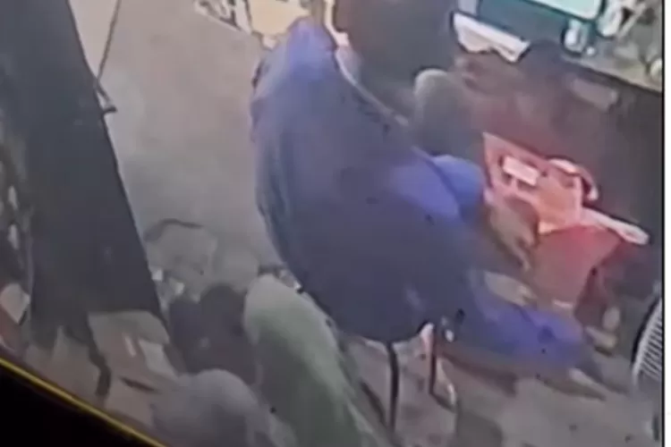 Pasangan suami istri melakukan pencurian HP iphone terekam kamera CCTV.  (Instagram portalsemarang)