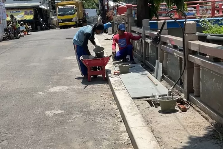 Pekerja sedang menyelesaikan proses revitalisasi kawasan Pecinan Semarang. (Humas Pemkot)