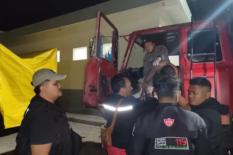  Petugas Polsek Kaliwungu dan PSC 119 mengevakuasi korban dari kabin truk sabtu 11 Januari 2025 malam.  (edi prayitno/kontributor Kendal)