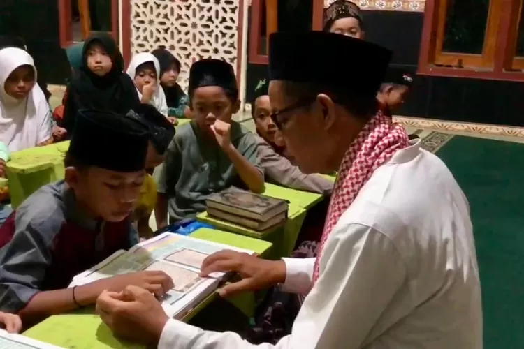  Kegiatan Aiptu Maryono anggota Polsek Pegandon mengajarkan anak-anak mengaji di kampung.  (dokumen)