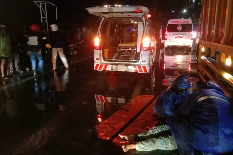 Petugas mengevakuasi korban kecelakaan di jalan raya Ketapang Kendal Rabu 15 januari 2025 malam. ( dokumen  &nbsp;)