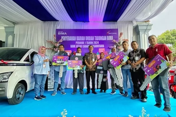 Pemimpin Bank Jateng Cabang Banjarnegara Siti Nafisah dan Pj Bupati Banjarnegara Muhammad Masrofi menyerahkan secara simbolis hadiah utama 1 mobil Wuling Air EV dan 5 Yamaha Fazzio Hybrid kepada pemenang Undian Tabungan Bima Banjarnegara, di Kantor Bank Jateng Cabang Banjarnegara.