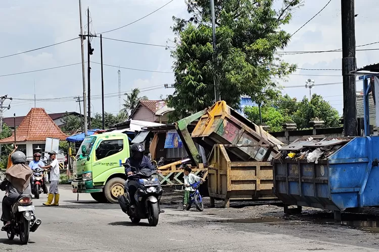 Truk sampah mengambil kontainer di Kaliwungu untuk dibawa ke TPA Darupono Kendal.  (edi prayitno/kontributor kendal)