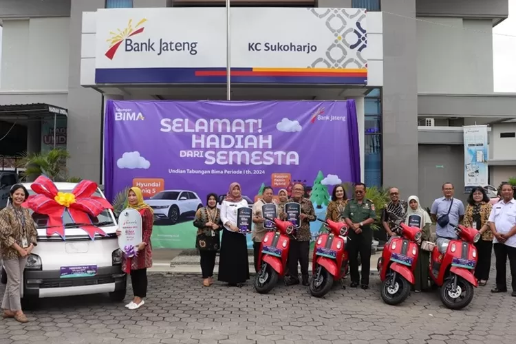 Pemimpin Bank Jateng Cabang Sukoharjo Nunuk Sasanti  menyerahkan secara simbolis hadiah utama 1 mobil Wuling Air EV dan 5 Yamaha Fazzio Hybrid kepada pemenang Undian Tabungan Bima Sukoharjo, di Kantor Bank Jateng Cabang Sukoharjo.