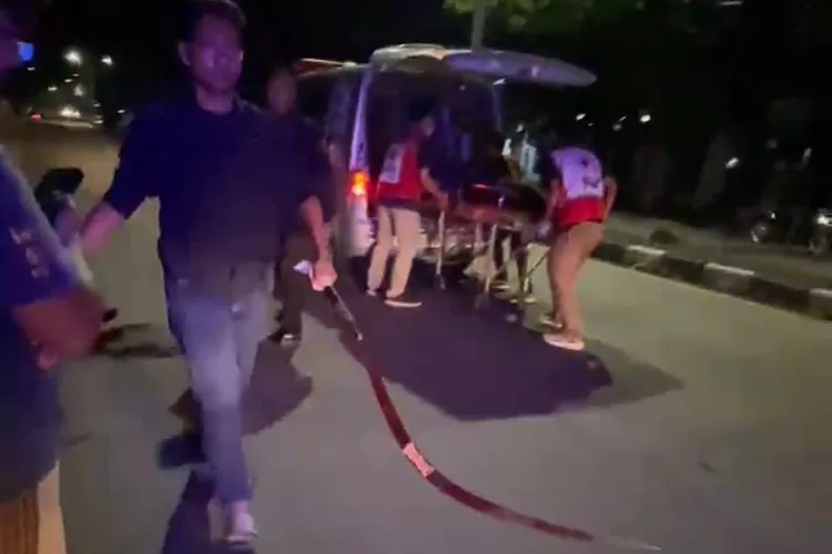 Petugas mengevakuasi pelaku tawuran yang terkena sabetan senjata tajam di jalan Pantura Jambearum Patebon Minggu 19 Januari 2025 pagi.  (dokumen)