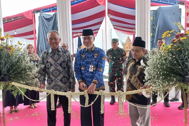 Direktur Bisnis Kelembagaan, Tresuri, dan Unit Usaha Syariah Bank Jateng, Ony Suharsono (kiri) mendampingi Asisten Administrasi Sekda Kota Pekalongan Agust Marhaendayana menggunting rangkaian bunga saat meresmikan kantor baru Bank Jateng Syariah Cabang Pekalongan di Jalan Pemuda Nomor 50 Pekalongan.