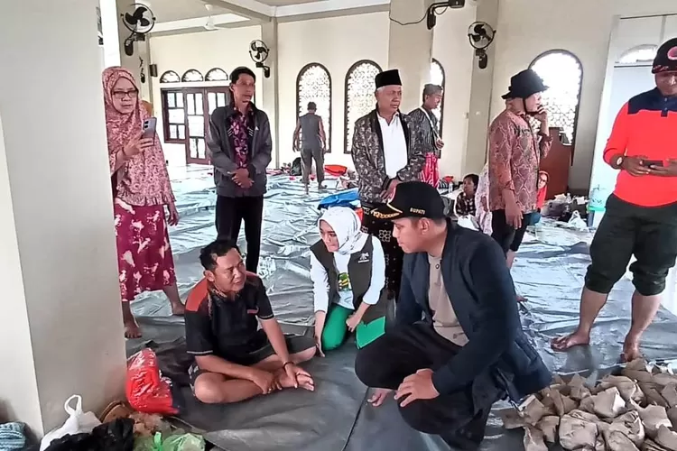  Bupati Kendal Dico saat meninjau lokasi banjir di Perumahan Kebonharjo Patebon.  (edi prayitno/kontributor kendal)