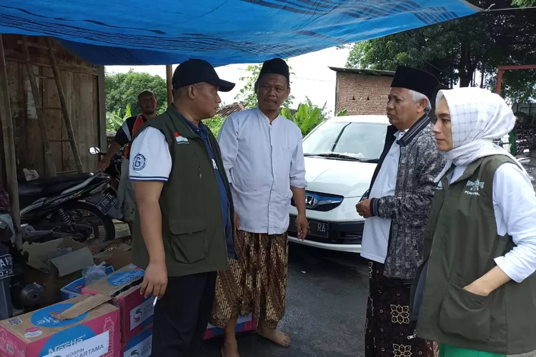 Ketua PCNU Kendal dan Ketua Muslimat NU menyerahkan bantuan nasi bungkus kepada korban banjir di desa Kebonharjo Patebon.  (edi prayitno/kontributor Kendal)