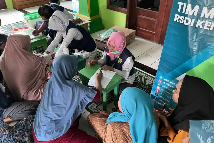  RSDI Kendal memberikan pelayanan kesehatan gratis korban banjir &nbsp;di Desa Donosari&nbsp; Patebon.  (edi prayitno/kontributor Kendal)