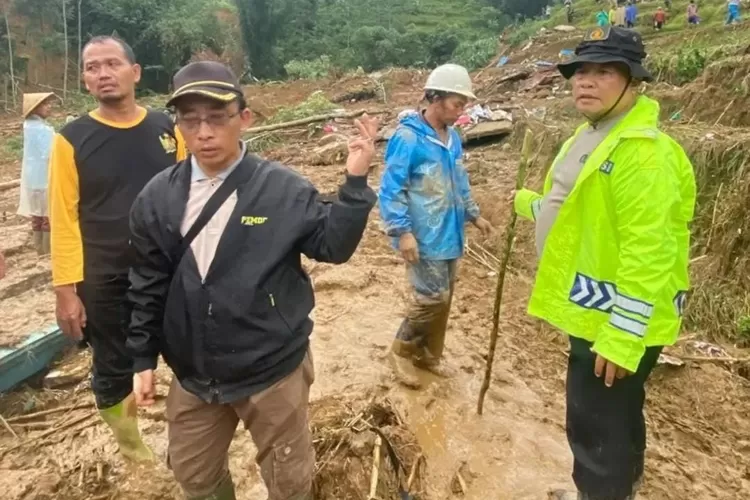 Petugas saat mengevakuasi korban longsor di Petungkriyono Pekalongan. Dilaporkan 16 orang meninggal dunia dan 9 orang hilang.  (Instagram Pekalongan Info)