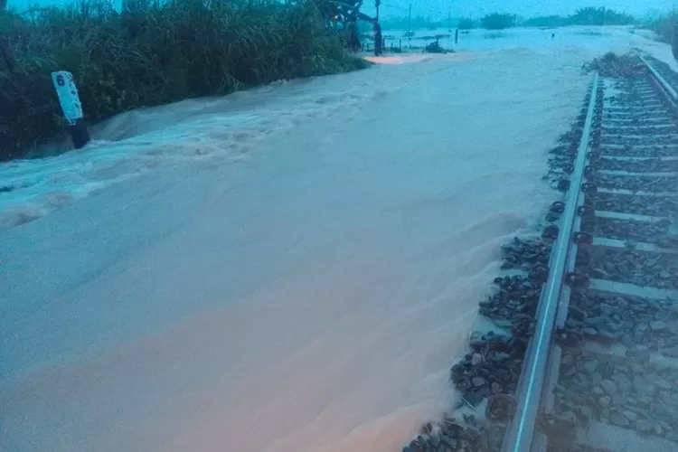 Rel kereta jalur Grobogan yang tergenang banjir. KAI kerahkan petugas agar operasional tetap berjalan. ( Daop 4)