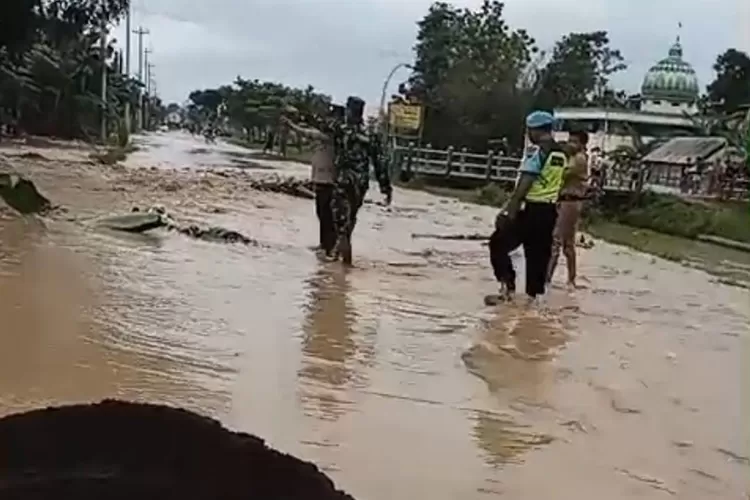 Jalan penghubung Purwodadi - Semarang lumpuh karena banjir dari tanggul jebol.  (Istimewa)